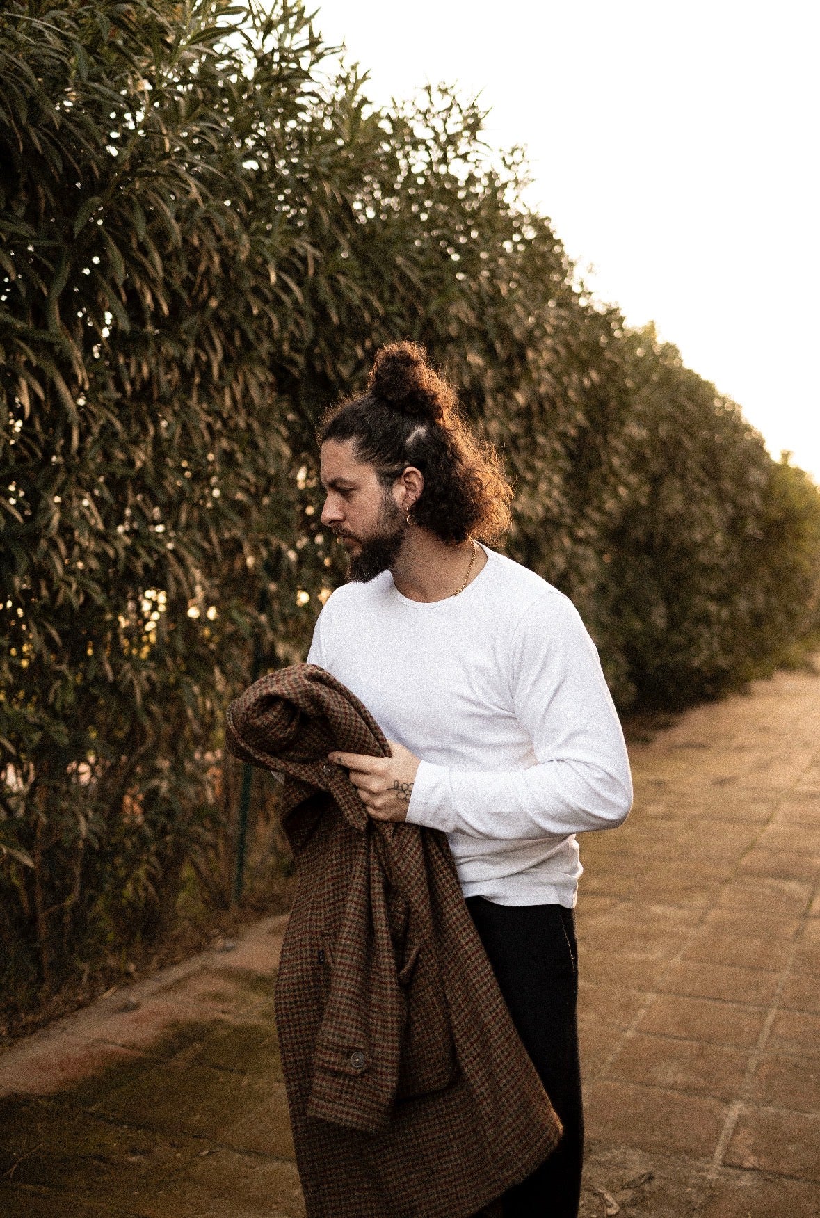 White long-sleeve organic cotton T-shirt, a perfect wardrobe essential