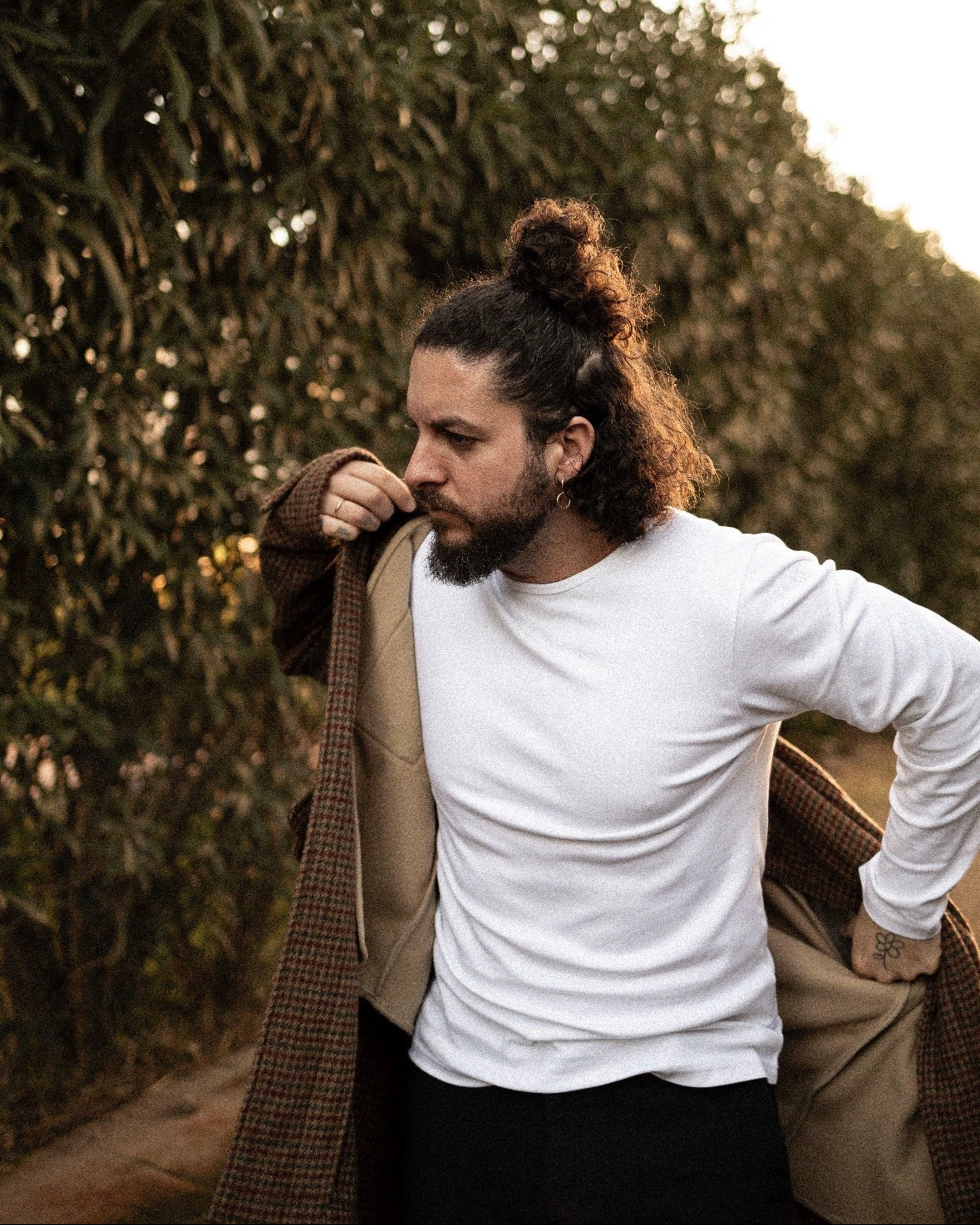 White long-sleeve organic cotton T-shirt with a perfect fit, an elevated essential for any wardrobe