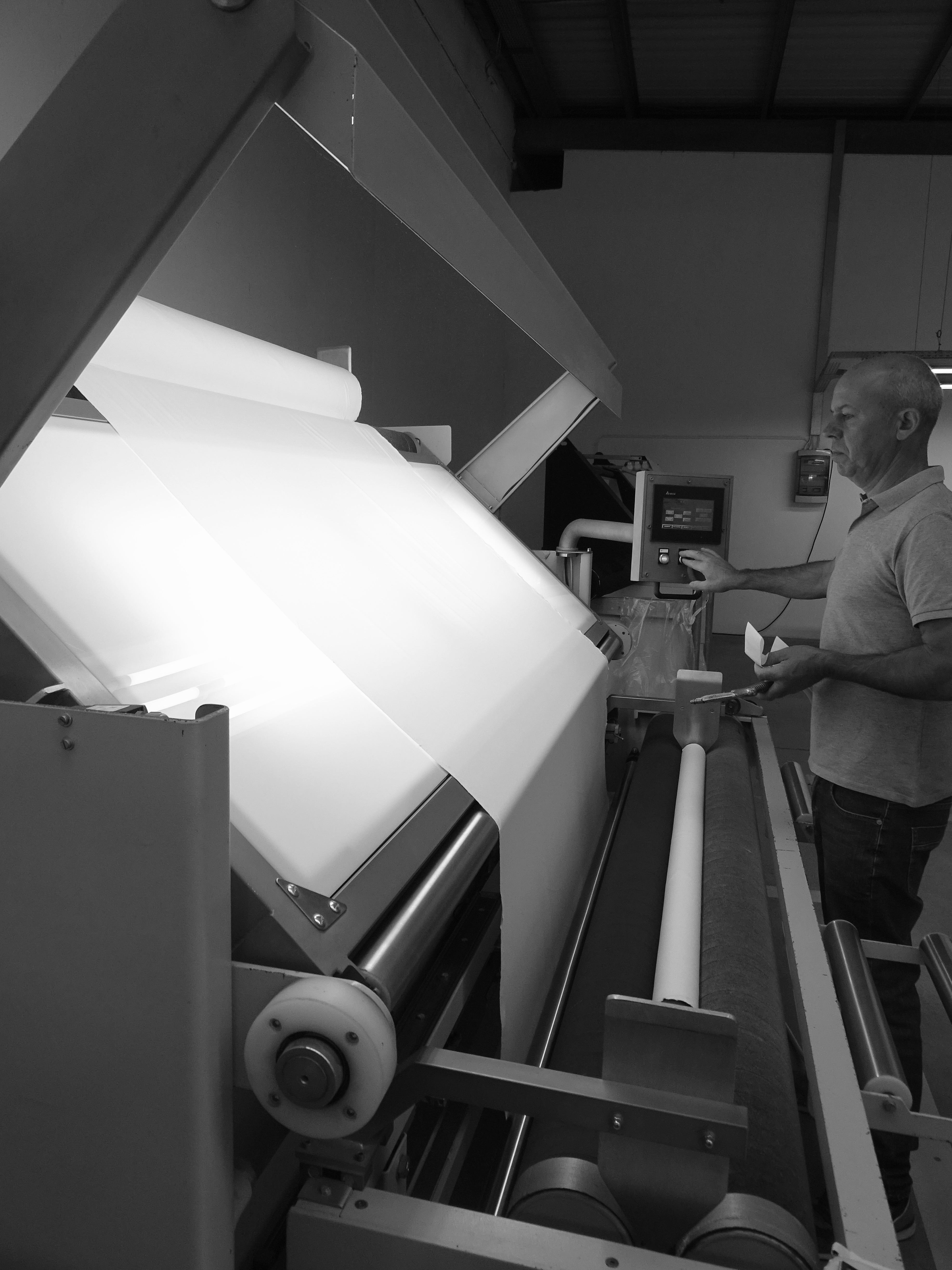 Detail of Portuguese craftsmanship: artisan monitoring AURETEMPHE fabric production.